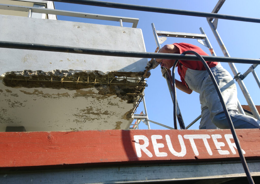 Betonstahl wird vom bröckeligen Beton befreit, um den Beton sauber sanieren zu können