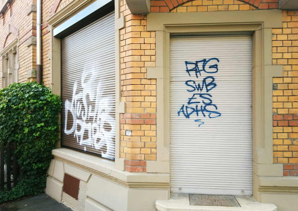 auf zwei Rollläden wurden Graffitis gesprüht