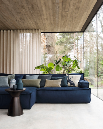 modernes Wohnzimmer mit blauem Sofa, Holzdecke, Glasfassade