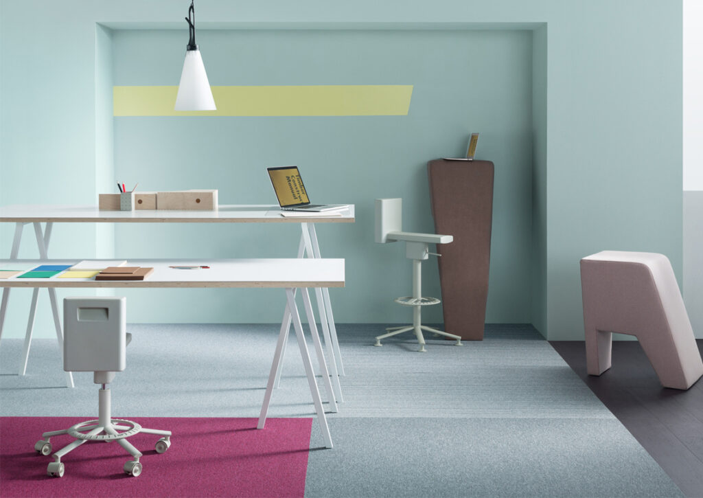modernes Büro mit Teppich, mit grauer Fläche und knall pinker rechteckiger Fläche