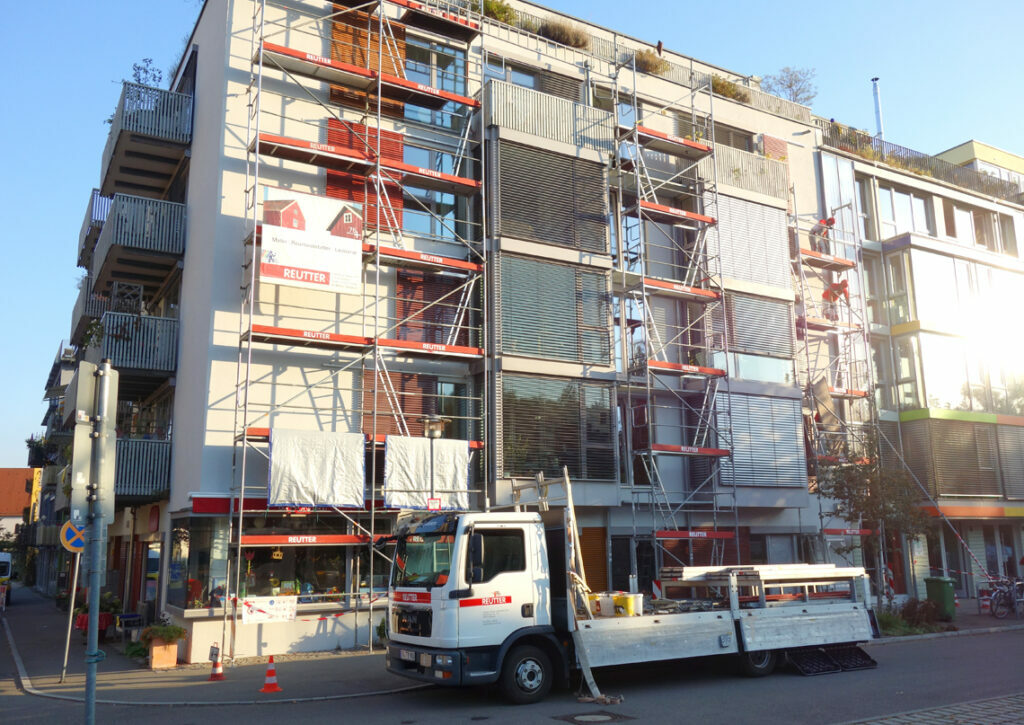ein Wohn- & Geschäftsgebäude mit Balkonen wird rechte Fassade saniert