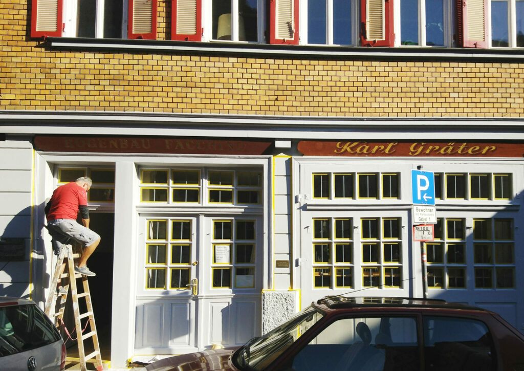 feingliedrige Fassade eines Restaurants ist präzise abgeklebt und wird gestrichen