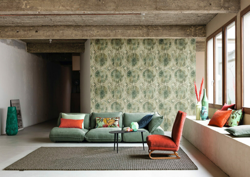 grüne Tapete mit weißen Kreisen und etwas verwischt in modernen Wohnzimmer
